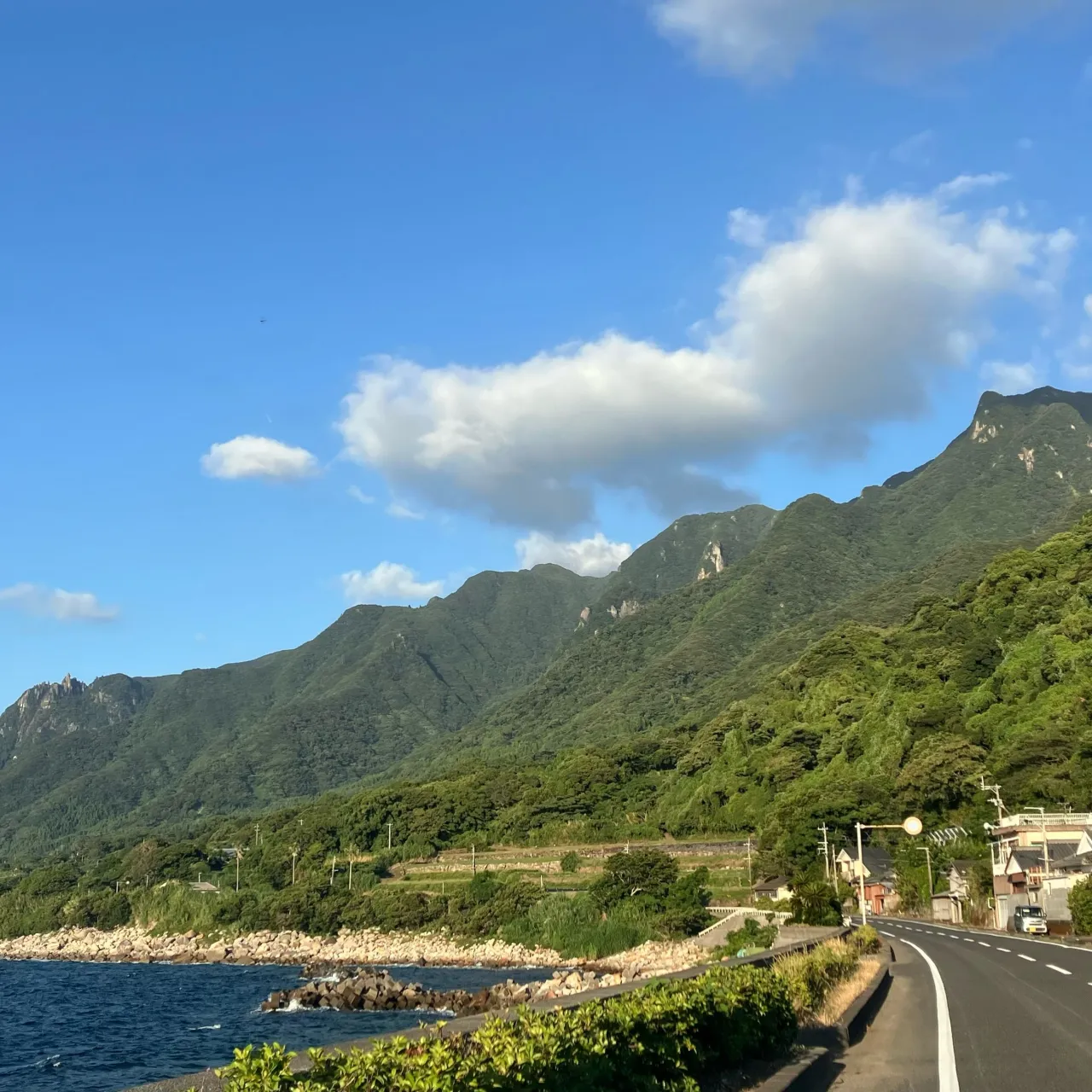 日本本土最南端への南国ロード 県道68号線に聳え立つ岩峰⛰️
