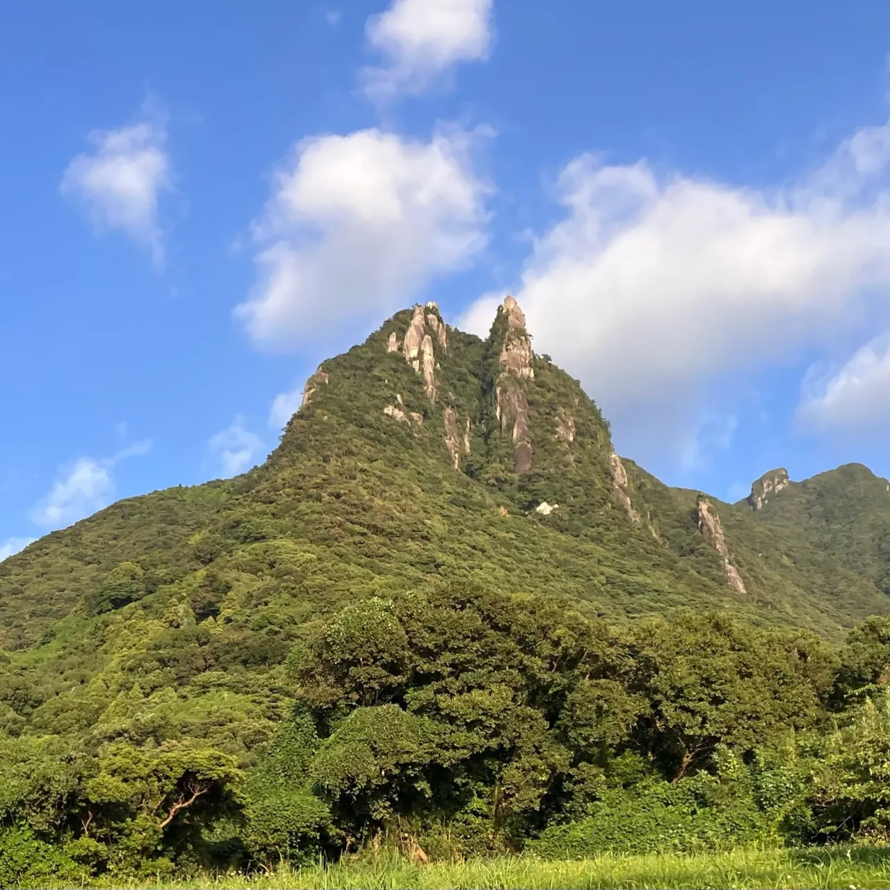 日本本土最南端への南国ロード 県道68号線に聳え立つ岩峰⛰️