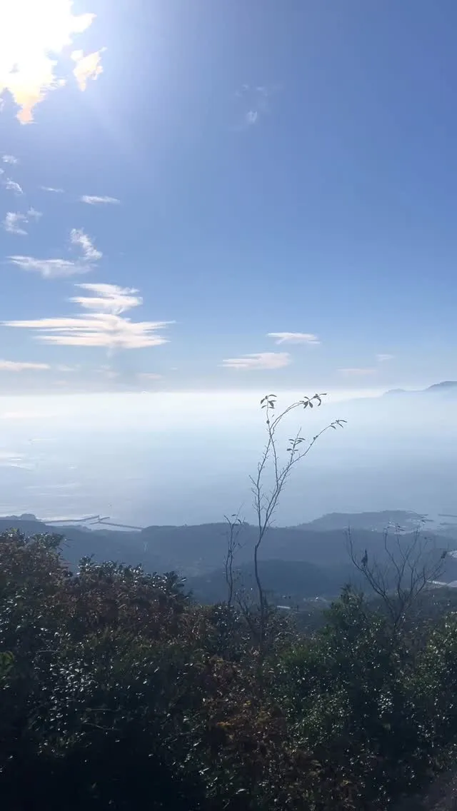 熊本市最高峰の二ノ岳から、有明海と雲に浮かぶ雲仙岳と熊本市街...